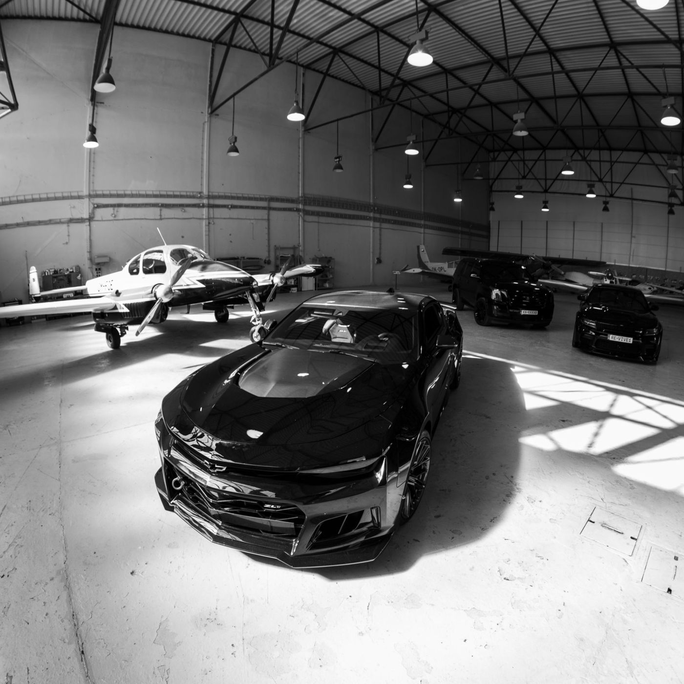 Chevrolet Camaro ZL1 a ďalšie americké autá FCKYOUGRETA Clubu v hangári