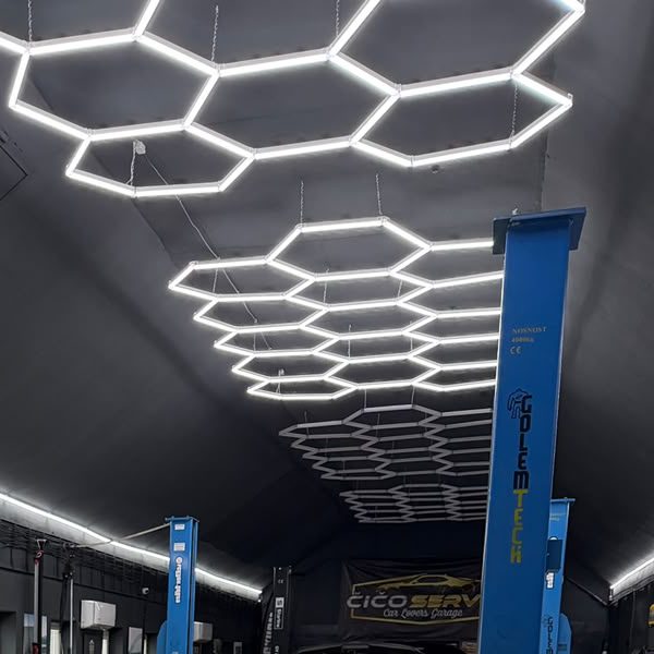 Naša dielňa amerických áut pod hexagónovými svetlami