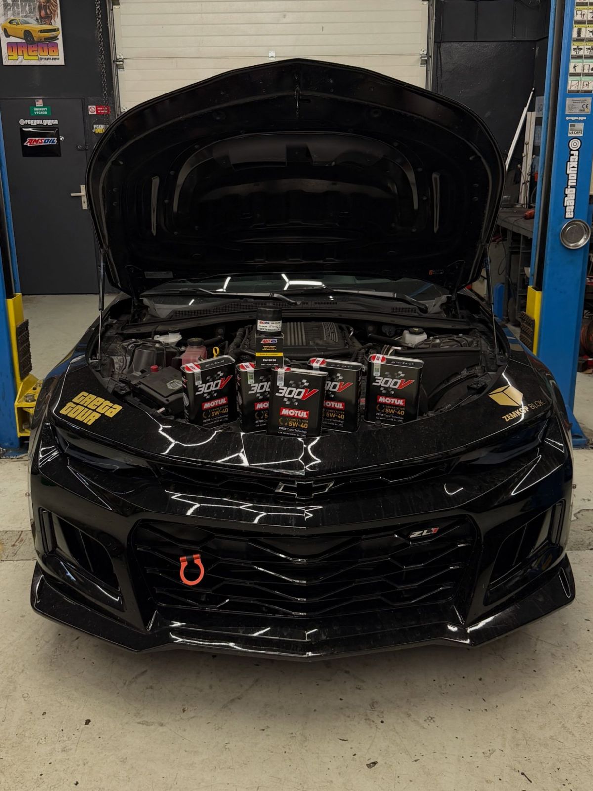 Výmena oleja Motul 300V a filtra AMSOIL na Chevrolet Camaro ZL1 – servis amerických áut Kolačín
